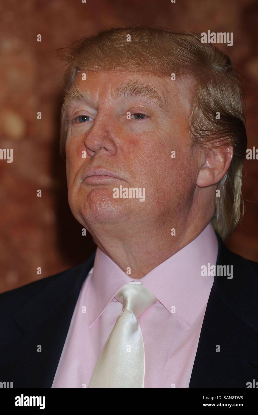 18 septembre 2008, New York City Daredevil David Blaine a annoncé sa dernière cascades lors d'une conférence de presse avec l'homme d'affaires Donald Trump à l'Atrium de la Trump Tower le 18 septembre 2008 à New York. Blaine va pendre la tête en bas au-dessus de la patinoire Woolman pendant trois jours en utilisant des bottes magnétiques. Il ne mangera pas et tentera de dormir à l'envers (crédit image : © Sharkpixs/ZUMA Press) Banque D'Images
