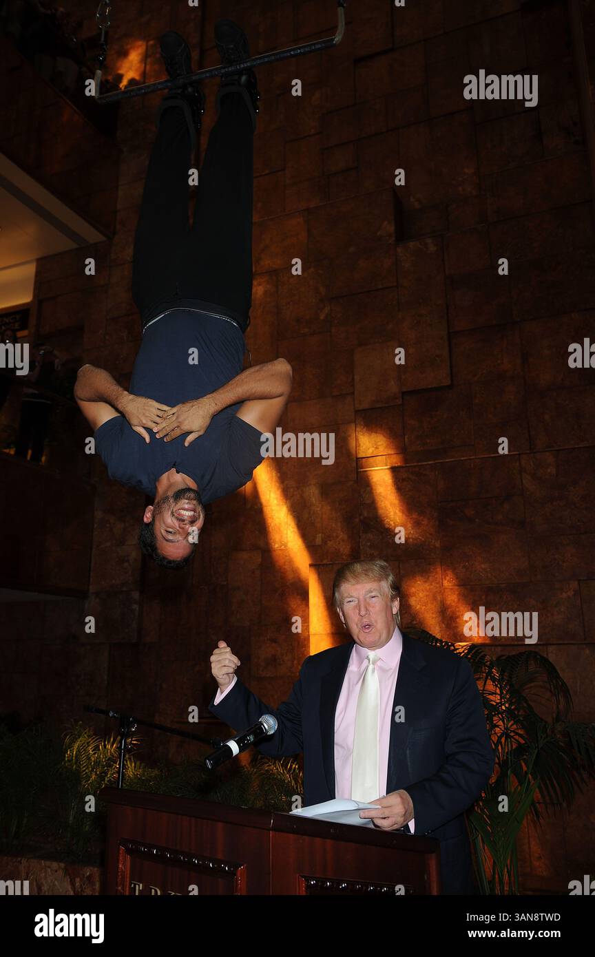 18 septembre 2008, New York City Daredevil David Blaine a annoncé sa dernière cascades lors d'une conférence de presse avec l'homme d'affaires Donald Trump à l'Atrium de la Trump Tower le 18 septembre 2008 à New York. Blaine va pendre la tête en bas au-dessus de la patinoire Woolman pendant trois jours en utilisant des bottes magnétiques. Il ne mangera pas et tentera de dormir à l'envers (crédit image : © Sharkpixs/ZUMA Press) Banque D'Images