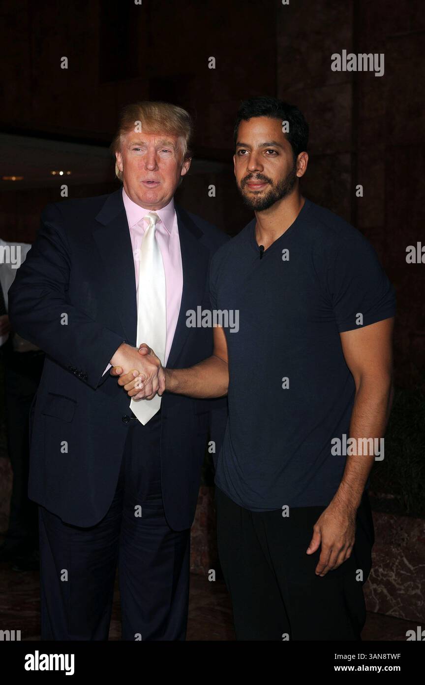 18 septembre 2008, New York City Daredevil David Blaine a annoncé sa dernière cascades lors d'une conférence de presse avec l'homme d'affaires Donald Trump à l'Atrium de la Trump Tower le 18 septembre 2008 à New York. Blaine va pendre la tête en bas au-dessus de la patinoire Woolman pendant trois jours en utilisant des bottes magnétiques. Il ne mangera pas et tentera de dormir à l'envers (crédit image : © Sharkpixs/ZUMA Press) Banque D'Images