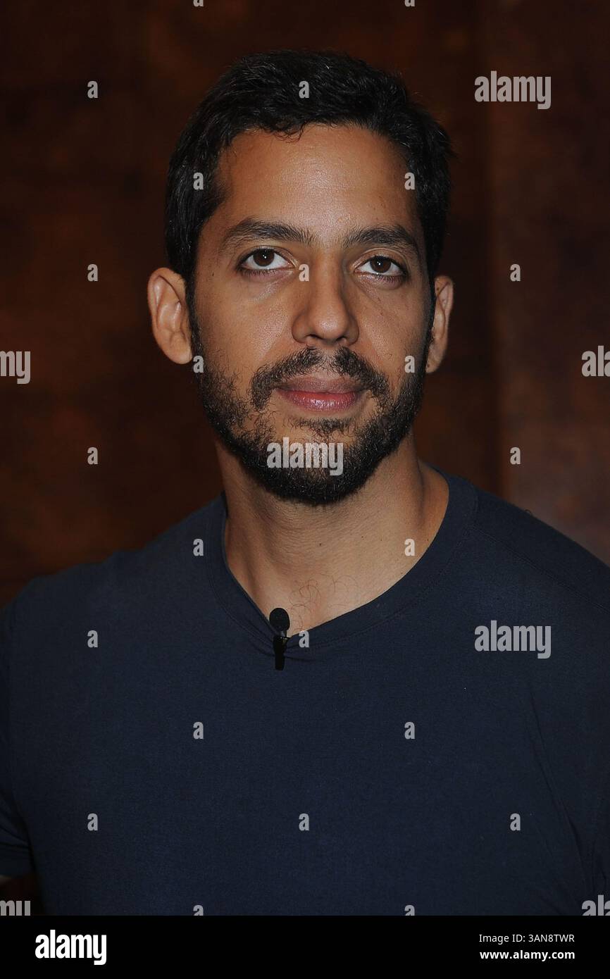18 septembre 2008, New York City Daredevil David Blaine a annoncé sa dernière cascades lors d'une conférence de presse avec l'homme d'affaires Donald Trump à l'Atrium de la Trump Tower le 18 septembre 2008 à New York. Blaine va pendre la tête en bas au-dessus de la patinoire Woolman pendant trois jours en utilisant des bottes magnétiques. Il ne mangera pas et tentera de dormir à l'envers (crédit image : © Sharkpixs/ZUMA Press) Banque D'Images