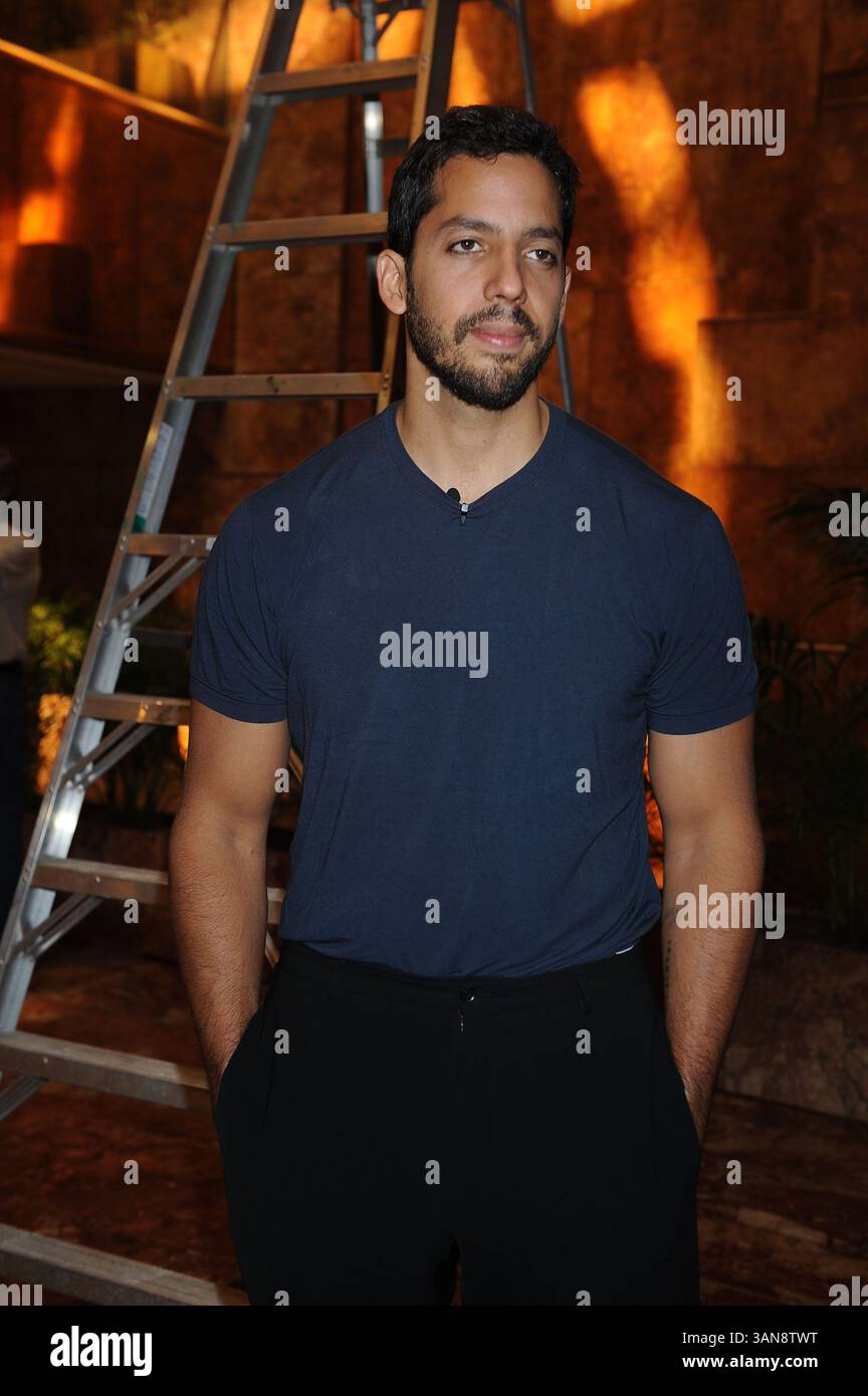 18 septembre 2008, New York City Daredevil David Blaine a annoncé sa dernière cascades lors d'une conférence de presse avec l'homme d'affaires Donald Trump à l'Atrium de la Trump Tower le 18 septembre 2008 à New York. Blaine va pendre la tête en bas au-dessus de la patinoire Woolman pendant trois jours en utilisant des bottes magnétiques. Il ne mangera pas et tentera de dormir à l'envers (crédit image : © Sharkpixs/ZUMA Press) Banque D'Images