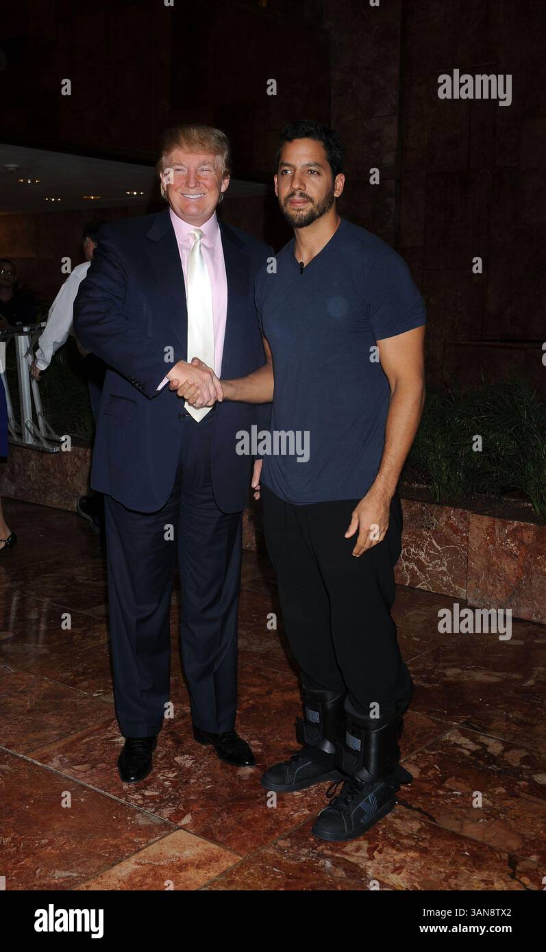 18 septembre 2008, New York City Daredevil David Blaine a annoncé sa dernière cascades lors d'une conférence de presse avec l'homme d'affaires Donald Trump à l'Atrium de la Trump Tower le 18 septembre 2008 à New York. Blaine va pendre la tête en bas au-dessus de la patinoire Woolman pendant trois jours en utilisant des bottes magnétiques. Il ne mangera pas et tentera de dormir à l'envers (crédit image : © Sharkpixs/ZUMA Press) Banque D'Images