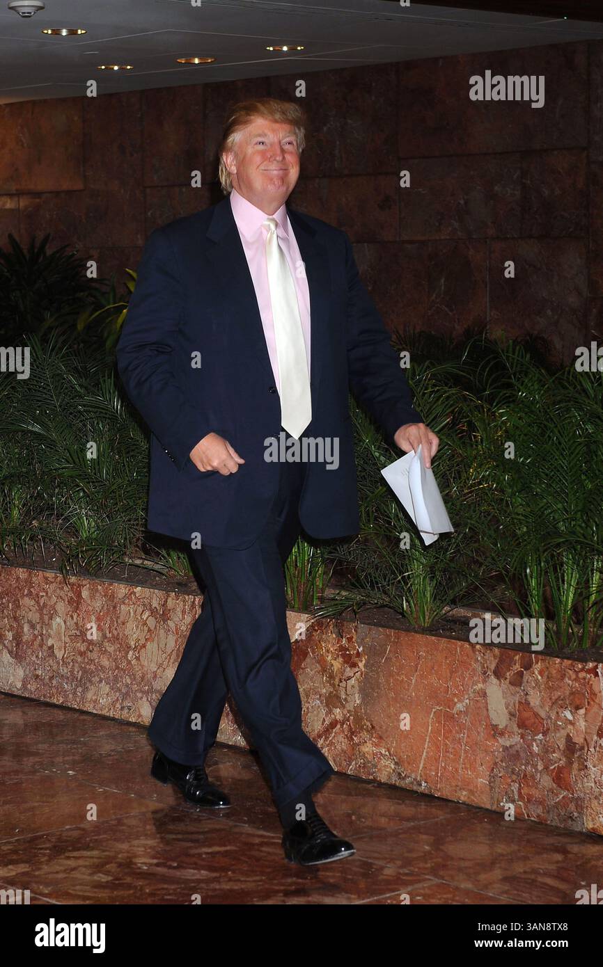 18 septembre 2008, New York City Daredevil David Blaine a annoncé sa dernière cascades lors d'une conférence de presse avec l'homme d'affaires Donald Trump à l'Atrium de la Trump Tower le 18 septembre 2008 à New York. Blaine va pendre la tête en bas au-dessus de la patinoire Woolman pendant trois jours en utilisant des bottes magnétiques. Il ne mangera pas et tentera de dormir à l'envers (crédit image : © Sharkpixs/ZUMA Press) Banque D'Images