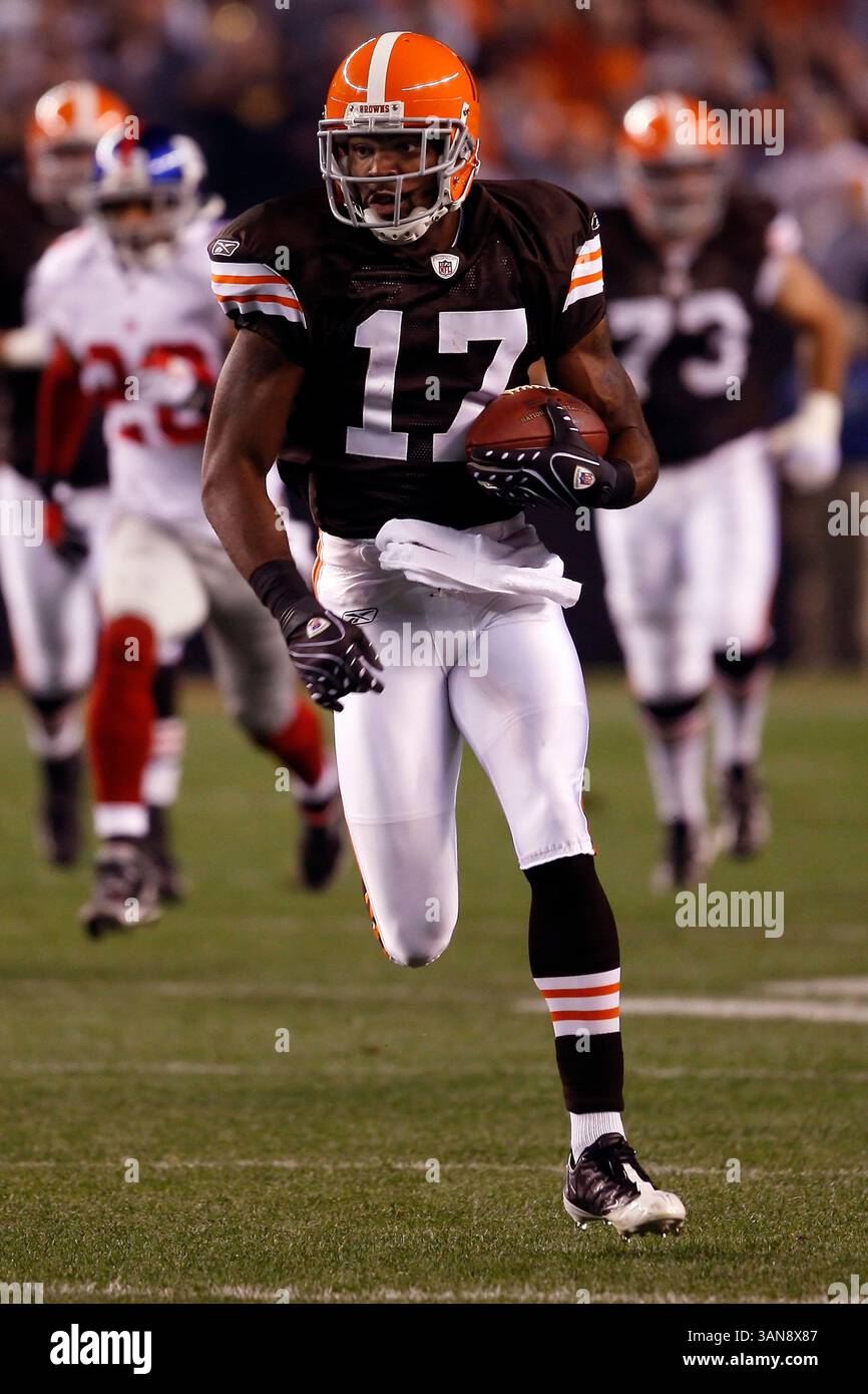 13 octobre 2008 : Braylon Edwards (17 ans), receveur large des Browns de Cleveland, porte la balle sur 49 yards dans le premier quart-temps contre les Giants de New York au stade des Browns de Cleveland. Les Browns battent les Giants 35-14. Photo Â© Jody Gomez / Cal Sport Media (crédit image : © Cal Sport Media/ZUMA Press) Banque D'Images