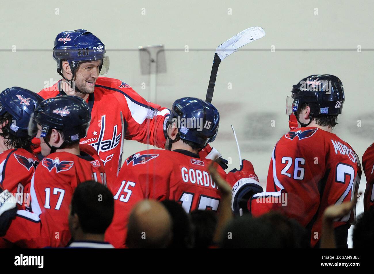 Michael Nylander (92) des Capitals de Washington sourit après avoir marqué un but sur un tir de pénalité contre Roberto Luongo (1) des Canucks de Vancouver en deuxième période au Verizon Center à Washington, DC, le lundi 13 octobre 2008. (Crédit image : © The Washington Times/ZUMA Press) Banque D'Images