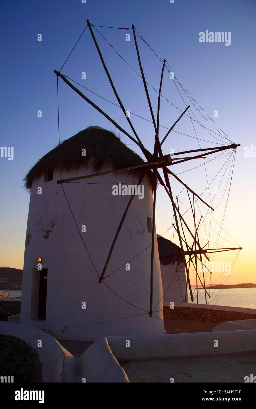 Grèce, îles grecques, Cyclades, Mikonos ou Mykonos. L'un des célèbres moulins à vent de la ville au crépuscule. Banque D'Images Grèce, îles grecques, Cyclades, Mikonos ou Mykonos. L'un des célèbres moulins à vent de la ville au crépuscule. Banque D'Images