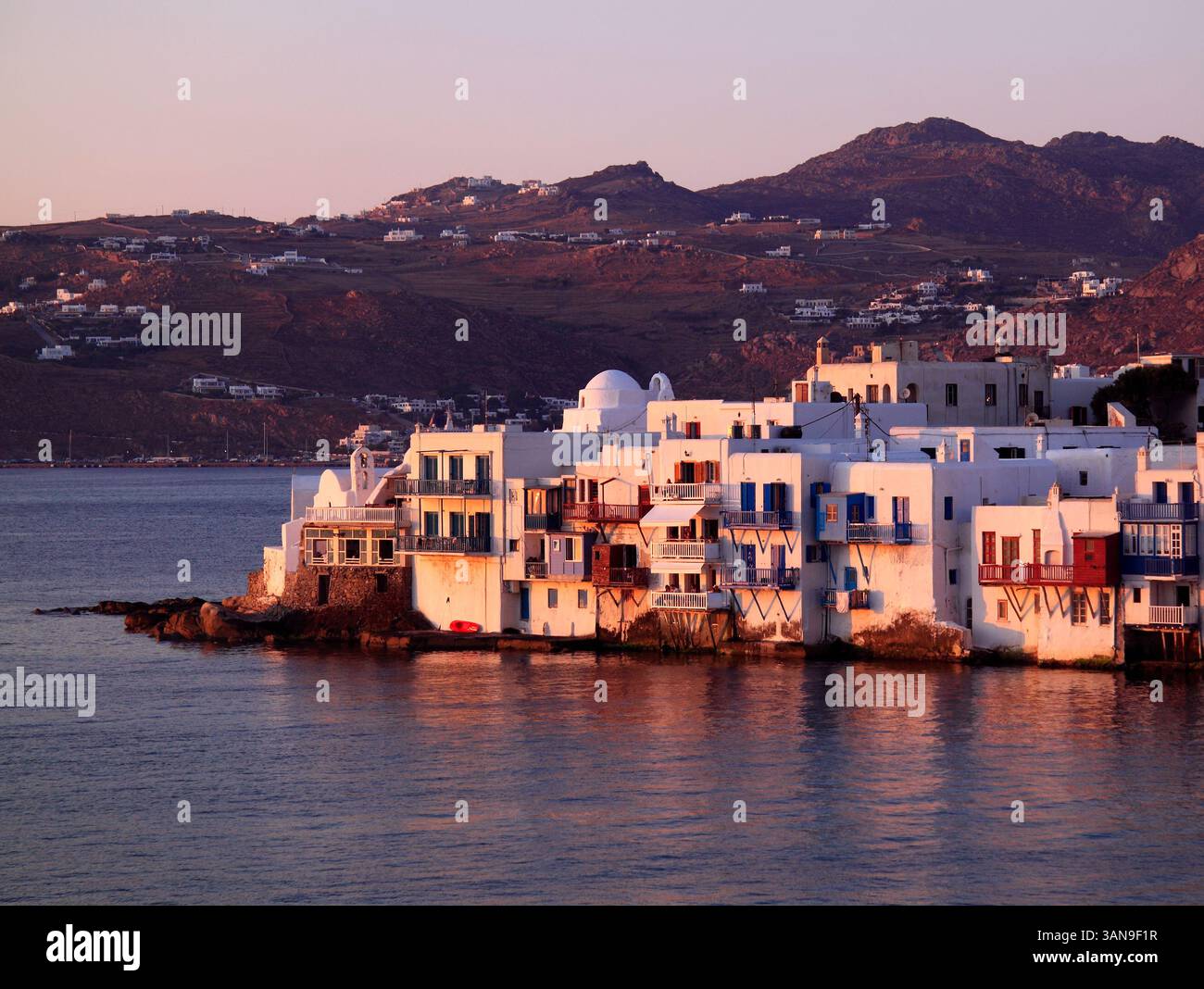 Grèce Isles grecques, Mykonos ou Mikonos vue panoramique de la ville au crépuscule depuis les célèbres moulins à vent. Connue sous le nom de « petite Venise » Banque D'Images Grèce Isles grecques, Mykonos ou Mikonos vue panoramique de la ville au crépuscule depuis les célèbres moulins à vent. Connue sous le nom de « petite Venise » Banque D'Images