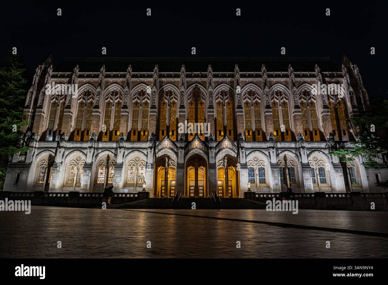 Seattle WA USA - 7 avril 2025 : Bibliothèque Suzzalo à UW la nuit Banque D'Images