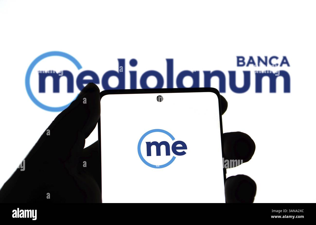 Dhaka, Bangladesh 23 mars 2025 : logo Mediolanum Bank sur l'écran du smartphone avec bloc-notes. Banco Mediolanum est une banque italienne qui opère en Espagne Banque D'Images