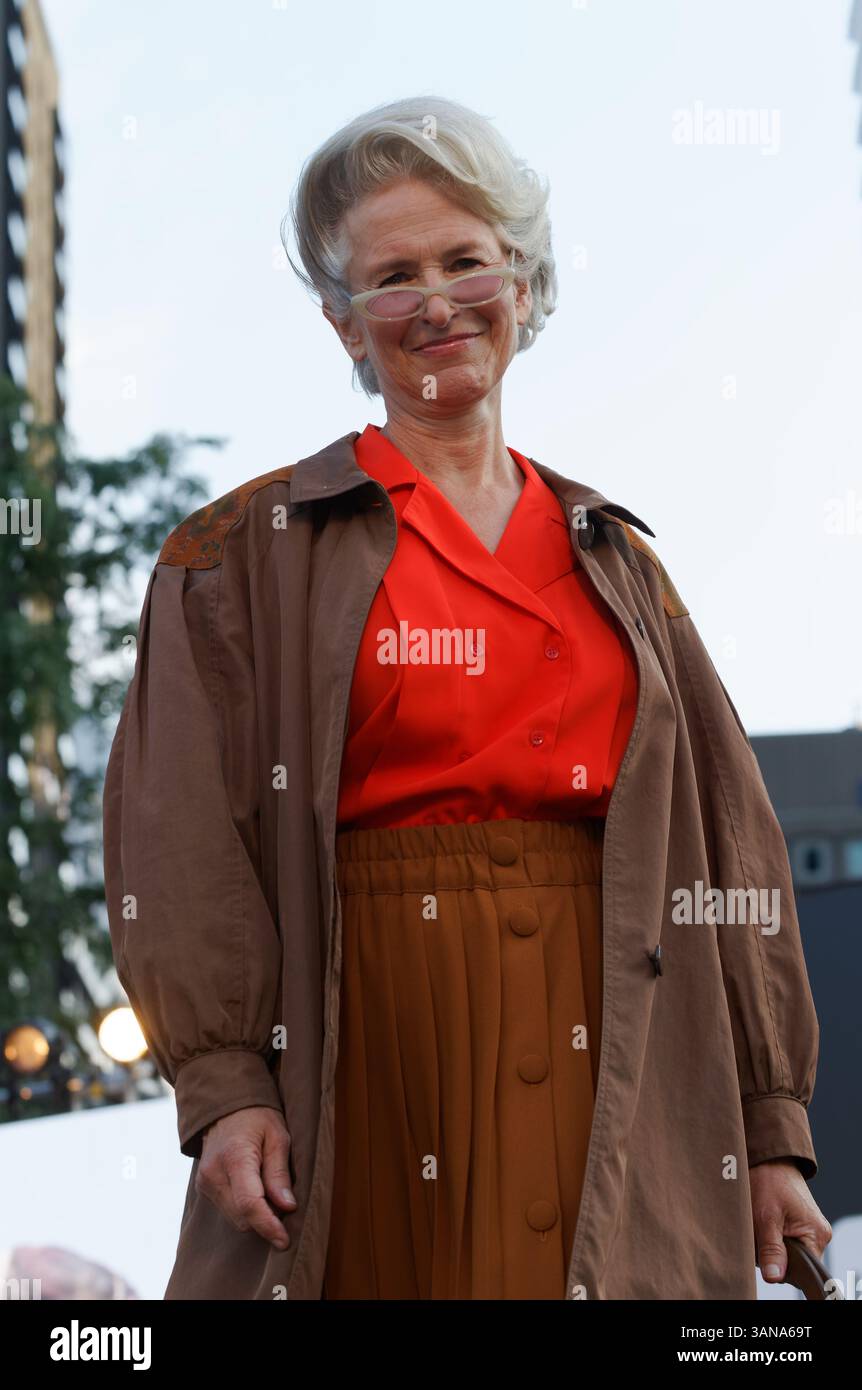 Un mannequin mature pose sur la fugue au défilé Claudine & Chantal à Montréal, Québec, Canada Banque D'Images