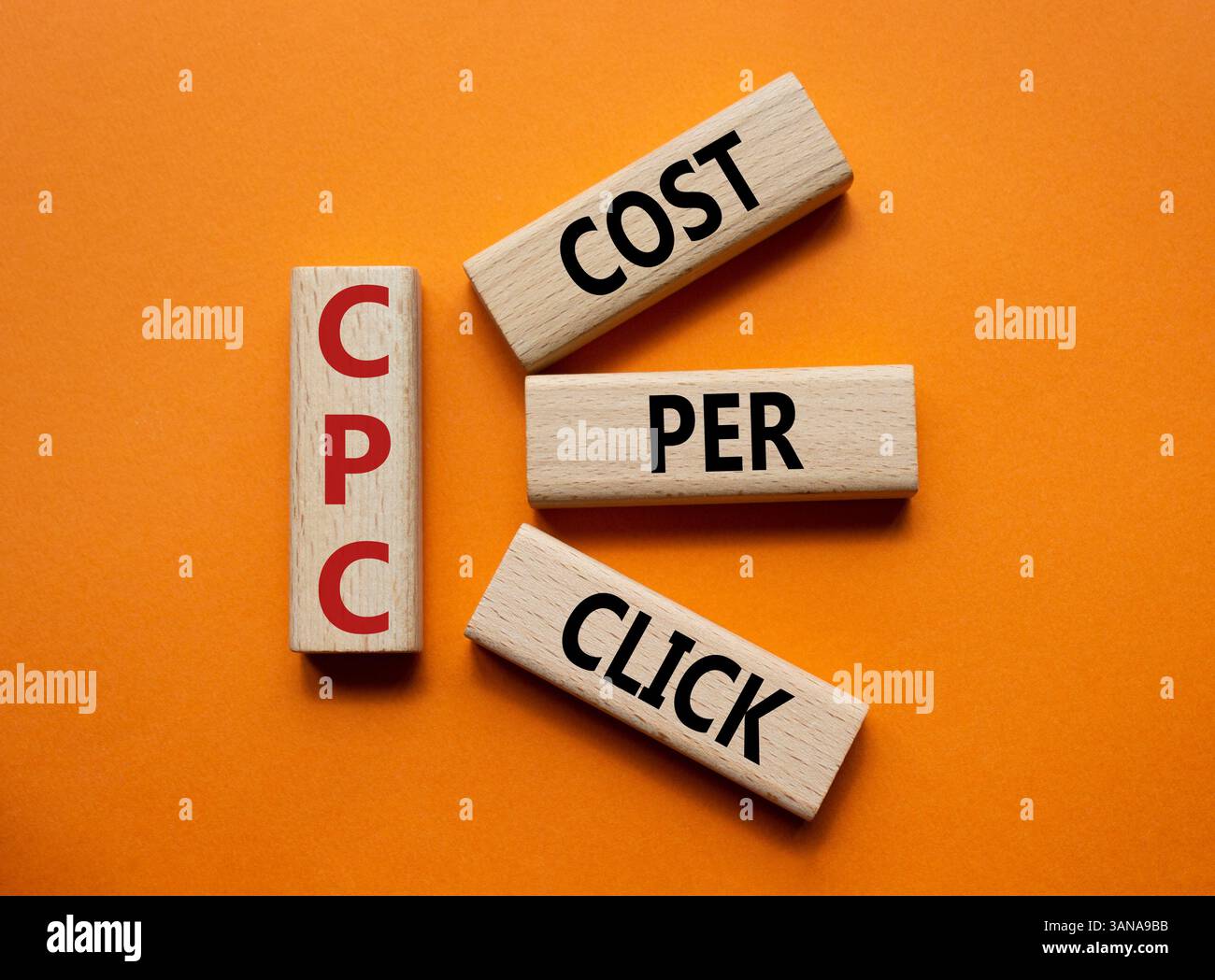 CPC - symbole coût par clic. Mot concept AGM sur cubes en bois. Beau fond orange. Business et AGM concept. Copier l'espace. Banque D'Images