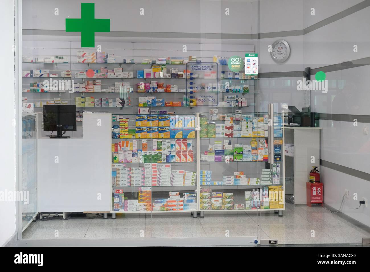Une pharmacie de ville avec divers médicaments et vitamines dans la fenêtre. Banque D'Images