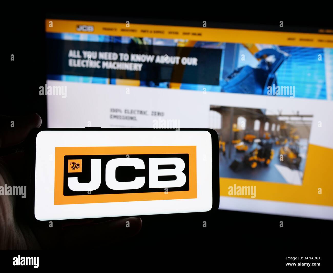 Allemagne. 4 mars 2025. Dans cette illustration photo, une personne tient un smartphone avec le logo de la société britannique J.C. Bamford Excavators Limited (JCB) sur l'écran devant le site Web de l'entreprise. (Crédit image : © timon Schneider/SOPA images via ZUMA Press Wire) USAGE ÉDITORIAL SEULEMENT ! Non destiné à UN USAGE commercial ! Banque D'Images