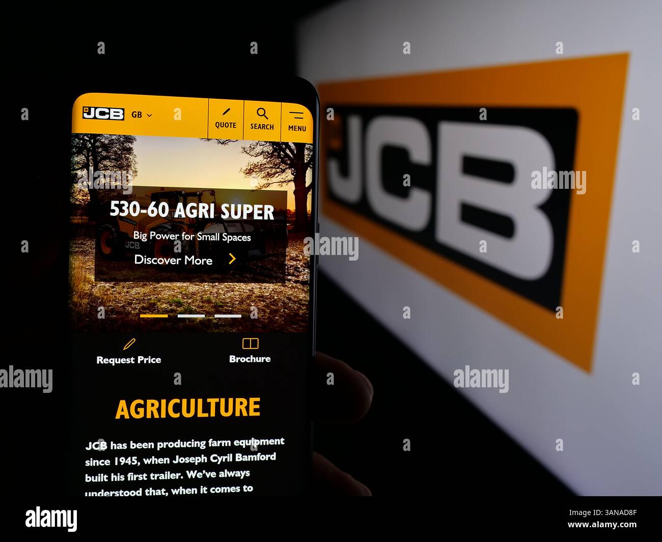 Allemagne. 4 mars 2025. Dans cette illustration photo, une personne tient un téléphone portable avec la page Web de la société britannique J.C. Bamford Excavators Limited (JCB) sur l'écran devant le logo. (Crédit image : © timon Schneider/SOPA images via ZUMA Press Wire) USAGE ÉDITORIAL SEULEMENT ! Non destiné à UN USAGE commercial ! Banque D'Images