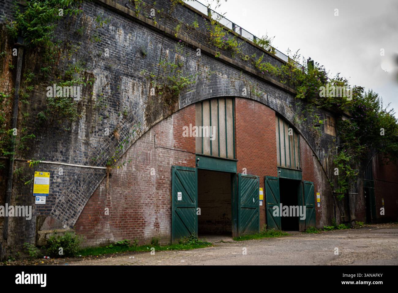 atelier sous arche ferroviaire deansgate manchester Banque D'Images