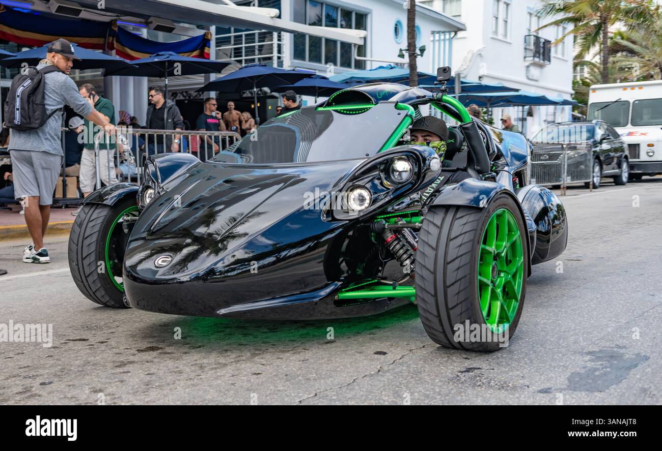 Miami, Floride, États-Unis - 08 décembre 2024 : Campagna T-Rex trike. Motocyclette de type Campagna T-Rex trike. Tricycle de Campagna T-Rex sur la route Banque D'Images