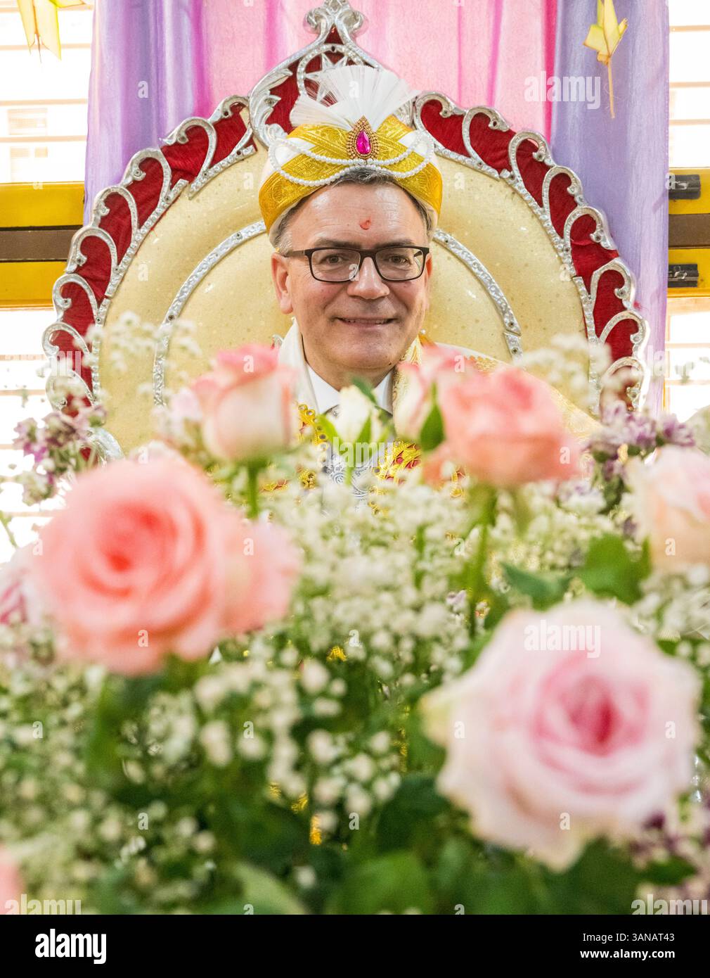 Neu Delhi, Inde. 15 avril 2025. Florian Herrmann (CSU), chef de la Chancellerie de l'État de Bavière, visite l'usine de "PAINS" lors d'une visite de plusieurs jours en Inde par le ministre-président de Bavière. BREAD est une maison Don Bosco pour les enfants défavorisés. Le ministre bavarois, le président Söder, n'a pas pu prendre part au reste du voyage après être tombé malade et a été remplacé par Herrman. Crédit : Peter Kneffel/dpa/Alamy Live News Banque D'Images