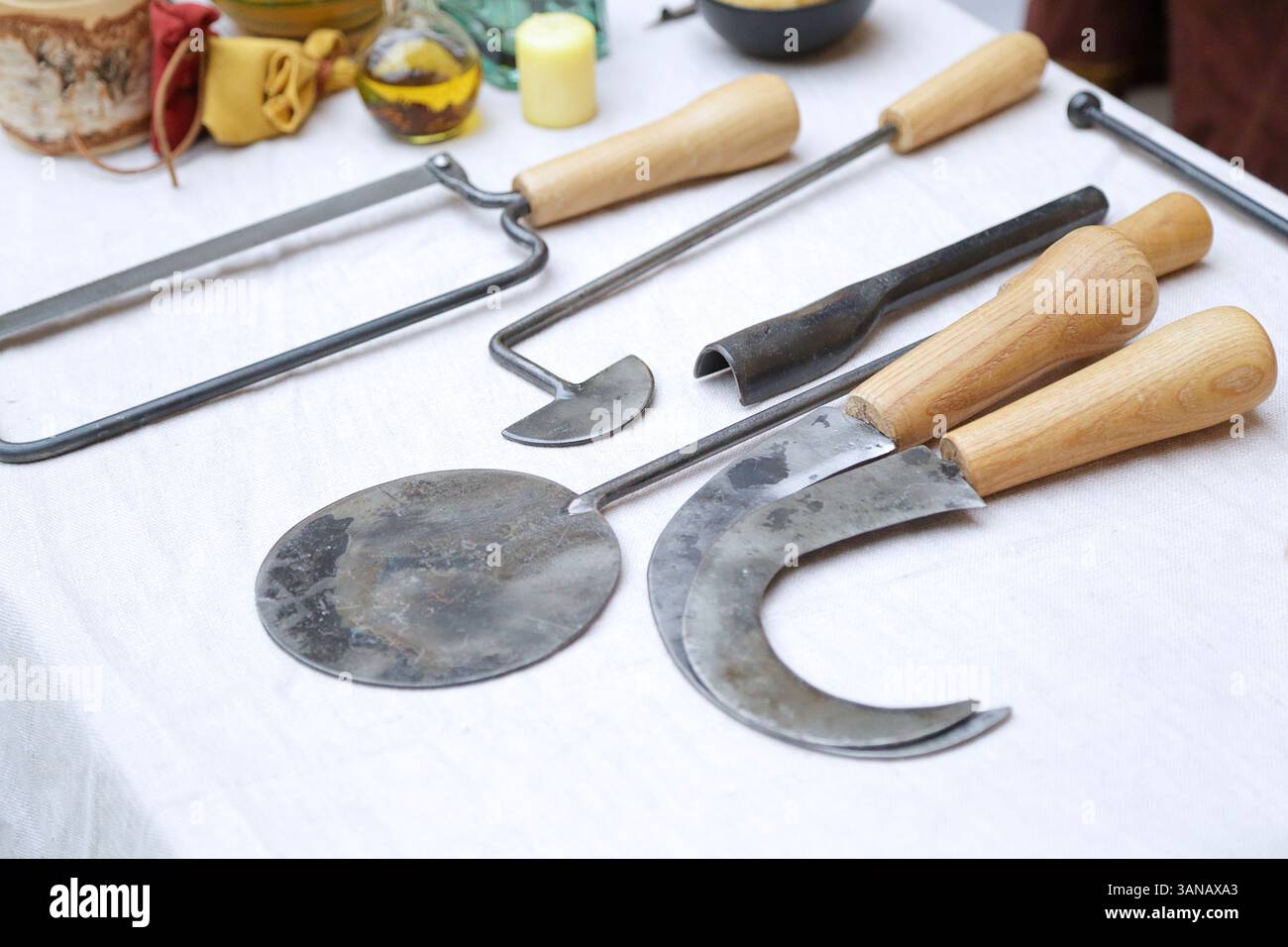 Outils artisanaux en bois et en pierre exposés dans un marché médiéval Banque D'Images