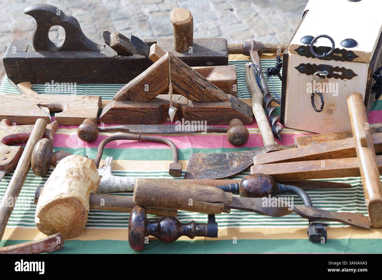 Outils artisanaux en bois et en pierre exposés dans un marché médiéval Banque D'Images