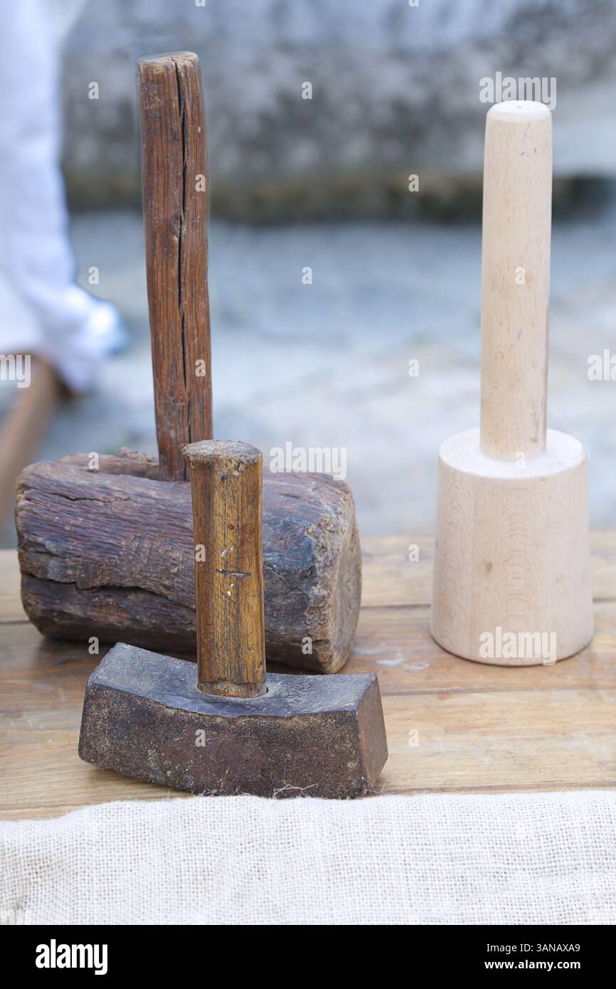 Marteaux de différents matériaux exposés dans un marché médiéval Banque D'Images