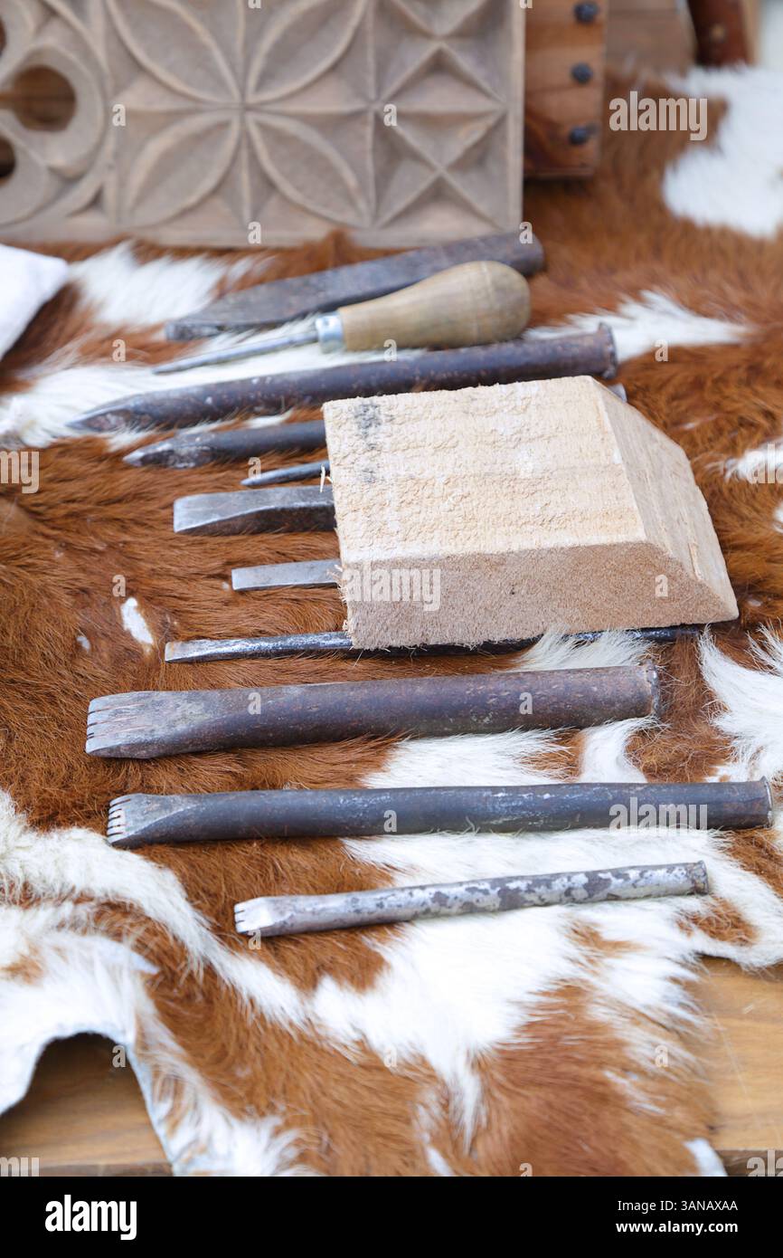 Outils artisanaux en bois et en pierre exposés dans un marché médiéval Banque D'Images