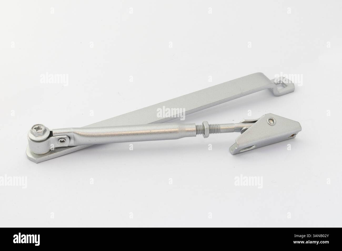 Bras en métal réglable pour système de fermeture de porte hydraulique sur fond blanc Banque D'Images
