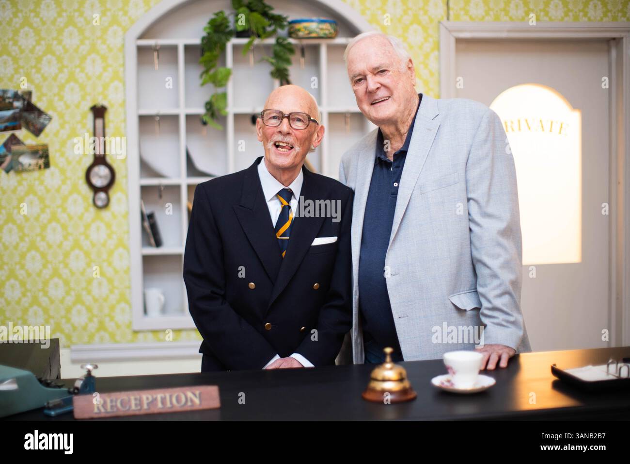 John Cleese avec Paul Nicholas qui joue le major dans 'Fawlty Towers : The Play' photographié aux Jet Studios, à l'ouest de Londres. Date de la photo : lundi 14 avril 2025. Banque D'Images