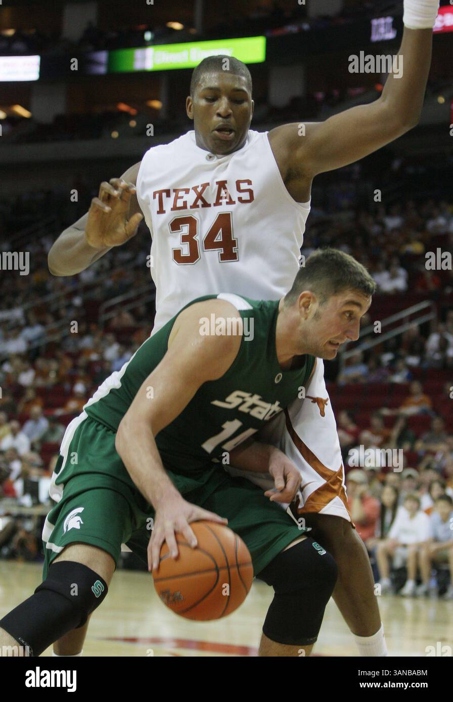 20 décembre 2008 : Goran Suton de Michigan State conduit alors que Dexter Pittman du Texas défend en action lors du match de basket-ball masculin de la NCAA entre les Longhorns de l'université du Texas et les Spartans de l'université d'État du Michigan au Toyota Center de Houston, Texas. Michigan State a battu le Texas 67-63.(image crédit : © Margaret Bowles/Cal Sport Media) Banque D'Images