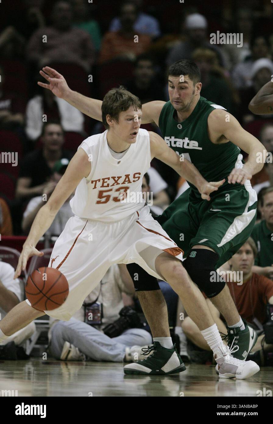 20 décembre 2008 : Clint Chapman du Texas passe devant Goran Suton du Michigan lors du match de basket-ball masculin de la NCAA entre les Longhorns de l'université du Texas et les Spartans de l'université d'État du Michigan au Toyota Center de Houston, Texas. Michigan State a battu le Texas 67-63.(image crédit : © Margaret Bowles/Cal Sport Media) Banque D'Images