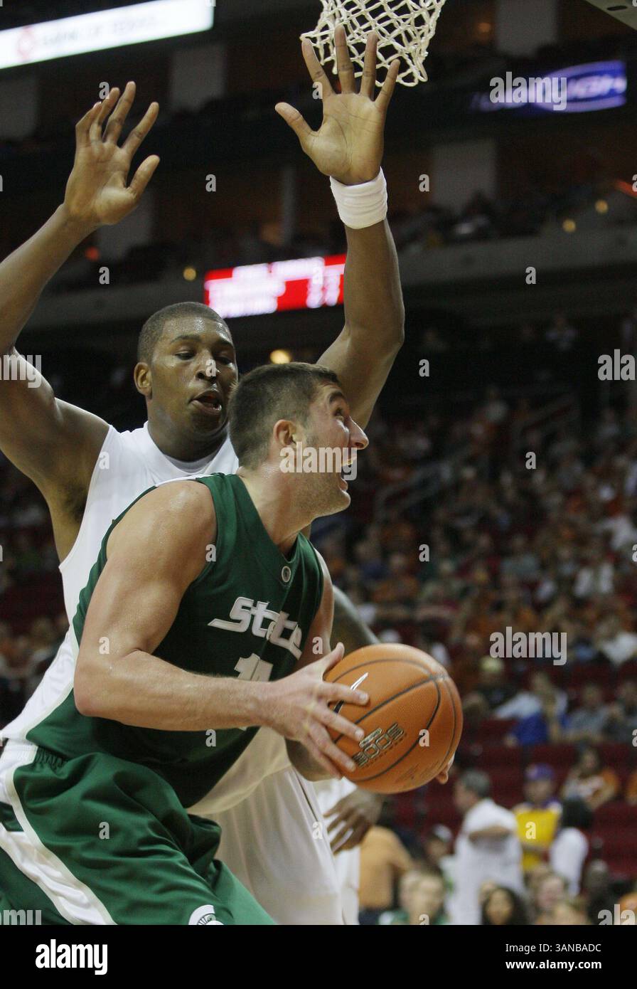 20 décembre 2008 : Goran Suton de Michigan State conduit alors que Dexter Pittman du Texas défend en action lors du match de basket-ball masculin de la NCAA entre les Longhorns de l'université du Texas et les Spartans de l'université d'État du Michigan au Toyota Center de Houston, Texas. Michigan State a battu le Texas 67-63.(image crédit : © Margaret Bowles/Cal Sport Media) Banque D'Images