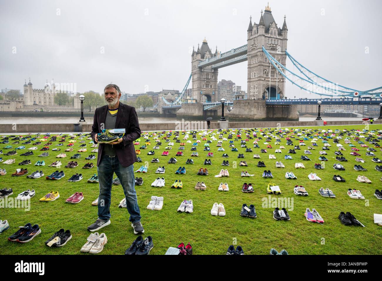 Londres, Royaume-Uni. 15 avril 2025. Tony Audenshaw (acteur d’Emmerdale) lors du dévoilement de « Shoes of Hope » par Pancréatic cancer UK, l’organisme de bienfaisance de l’année pour le marathon de Londres TCS de cette année. L'installation publique de Potters Fields Park près de Tower Bridge comprend 797 paires d'entraîneurs, chacune représentant une vie perdue à la maladie chaque mois au Royaume-Uni. Les chaussures ont été données par des survivants, des familles endeuillées et des célébrités et sont en place à mi-chemin du marathon avant la course le 27 avril. Credit : Stephen Chung / Alamy Live News Banque D'Images