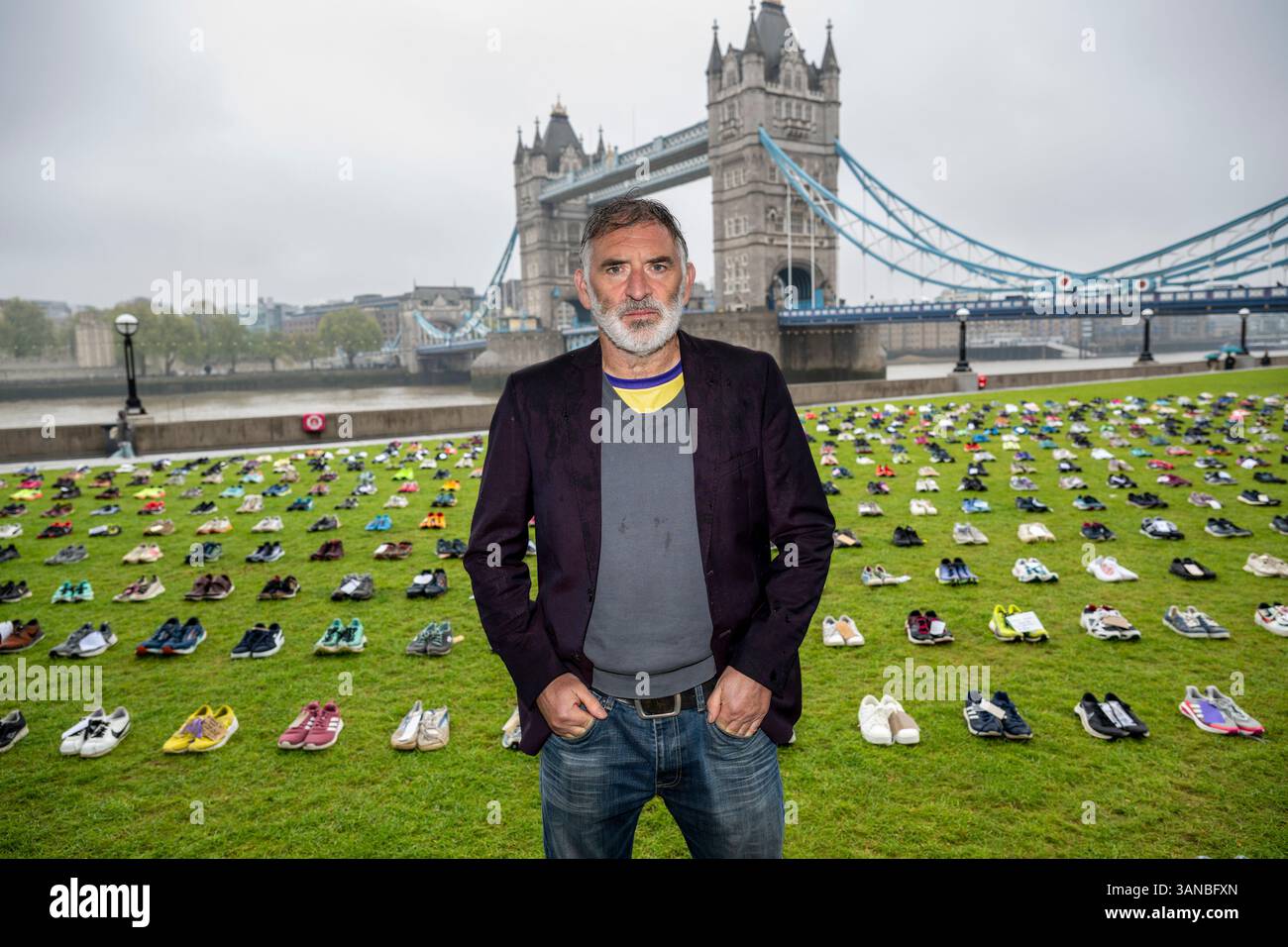 Londres, Royaume-Uni. 15 avril 2025. Tony Audenshaw (acteur d’Emmerdale) lors du dévoilement de « Shoes of Hope » par Pancréatic cancer UK, l’organisme de bienfaisance de l’année pour le marathon de Londres TCS de cette année. L'installation publique de Potters Fields Park près de Tower Bridge comprend 797 paires d'entraîneurs, chacune représentant une vie perdue à la maladie chaque mois au Royaume-Uni. Les chaussures ont été données par des survivants, des familles endeuillées et des célébrités et sont en place à mi-chemin du marathon avant la course le 27 avril. Credit : Stephen Chung / Alamy Live News Banque D'Images