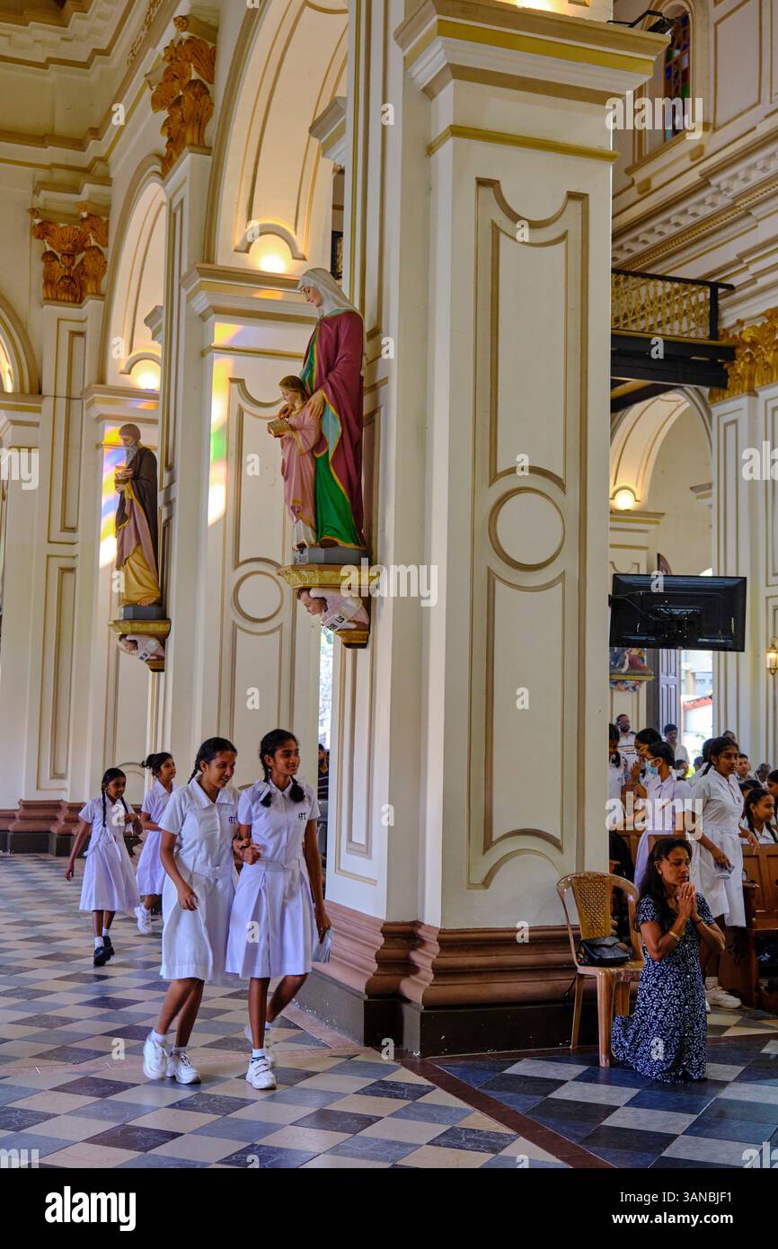 Sri Lanka, Western Province, district de Gampaha, Negombo, messe du dimanche à l'église de Marie Banque D'Images