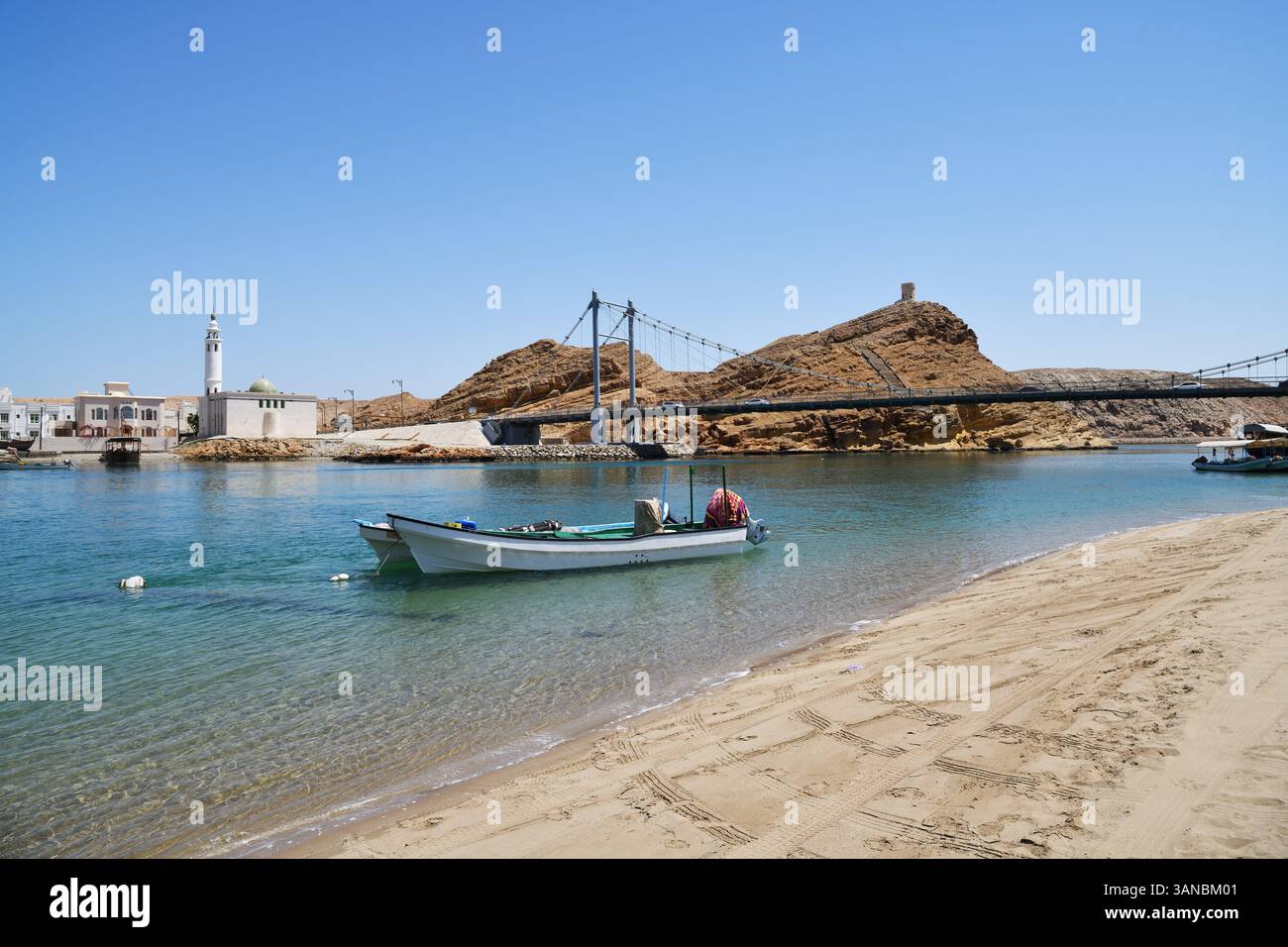 Sur est la capitale du gouvernorat sud de Ash Sharqiyah dans le nord-est d'Oman, sur la côte du golfe d'Oman. Baie et bateaux amarrés Banque D'Images
