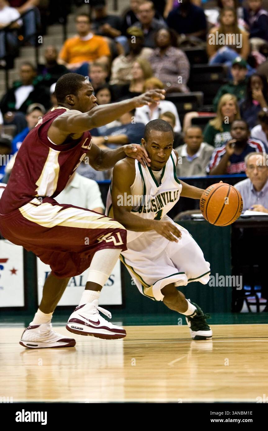 15 novembre 2008 : le garde de Jacksonville Travis Cohn (1) conduit autour du défenseur de l'État de Floride en action dans le match entre les Seminoles de l'État de Floride et les Dolphins de l'Université de Jacksonville au Veterans Memorial Arena à Jacksonville, en Floride. (Crédit image : © Gray Quetti/Cal Sport Media) Banque D'Images