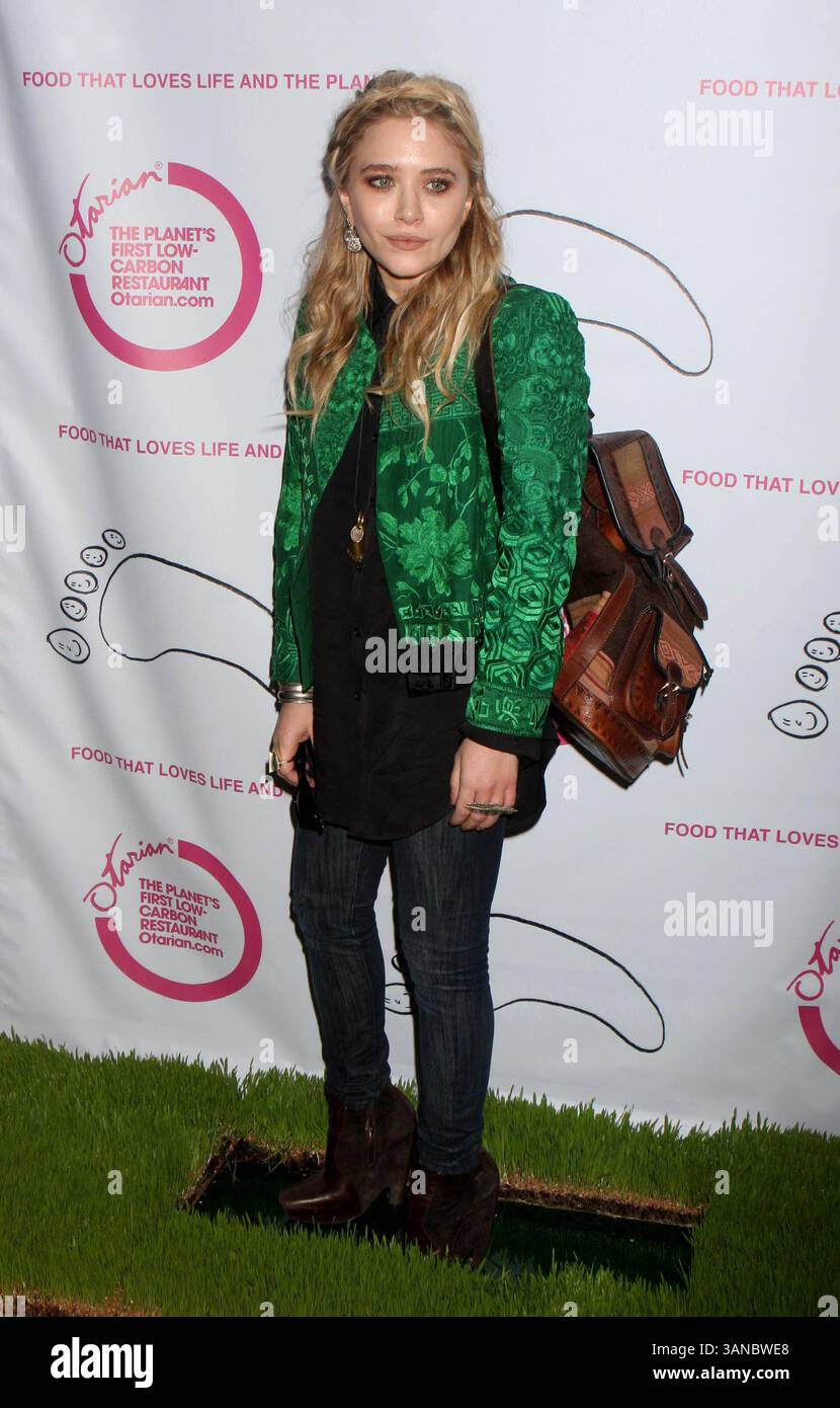 14 avril 2010 - New York, New York, États-Unis - MARY-KATE OLSEN arrive à l'ouverture de l'Otarian, un nouveau restaurant végétarien à faible teneur en carbone à New York le 14 avril 2010. 2010..K64612HMc.(crédit image : © Henry McGee/Globe photos/ZUMApress.com) Banque D'Images