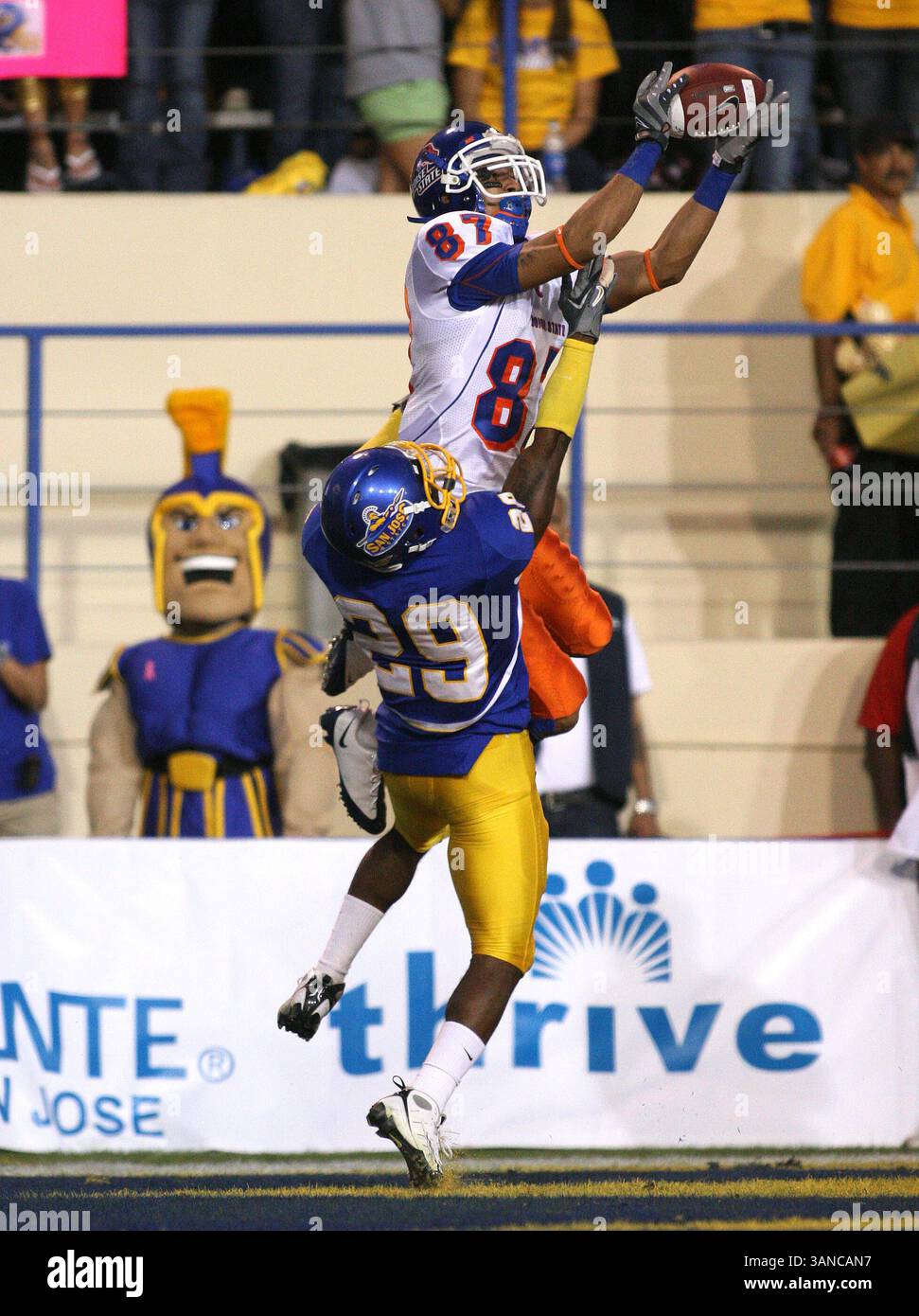 24 octobre 2008 : le récepteur Austin Pettis #87 du Boise State Wide attrape un touchdown lors du match de football NCAA entre les Spartans de San Jose et les Broncos de Boise State au Spartan Stadium de San Jose, en Californie. Les Broncos de Boise State ont gagné le match 33-16. David Godinez/Cal Sport Media. (Crédit image : © Cal Sport Media/ZUMA Press) Banque D'Images