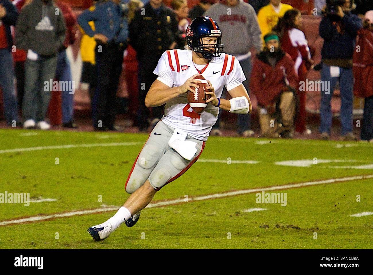 Le 25 octobre 2008, Ole Miss QB Jevan Snead #4 sort pour une passe. . Les Ole Miss Rebels ont battu les Razorbacks de l'Arkansas 23-21 à Fayetteville, AR. Richey Miller/CSM (image crédit : © Cal Sport Media/ZUMA Press) Banque D'Images
