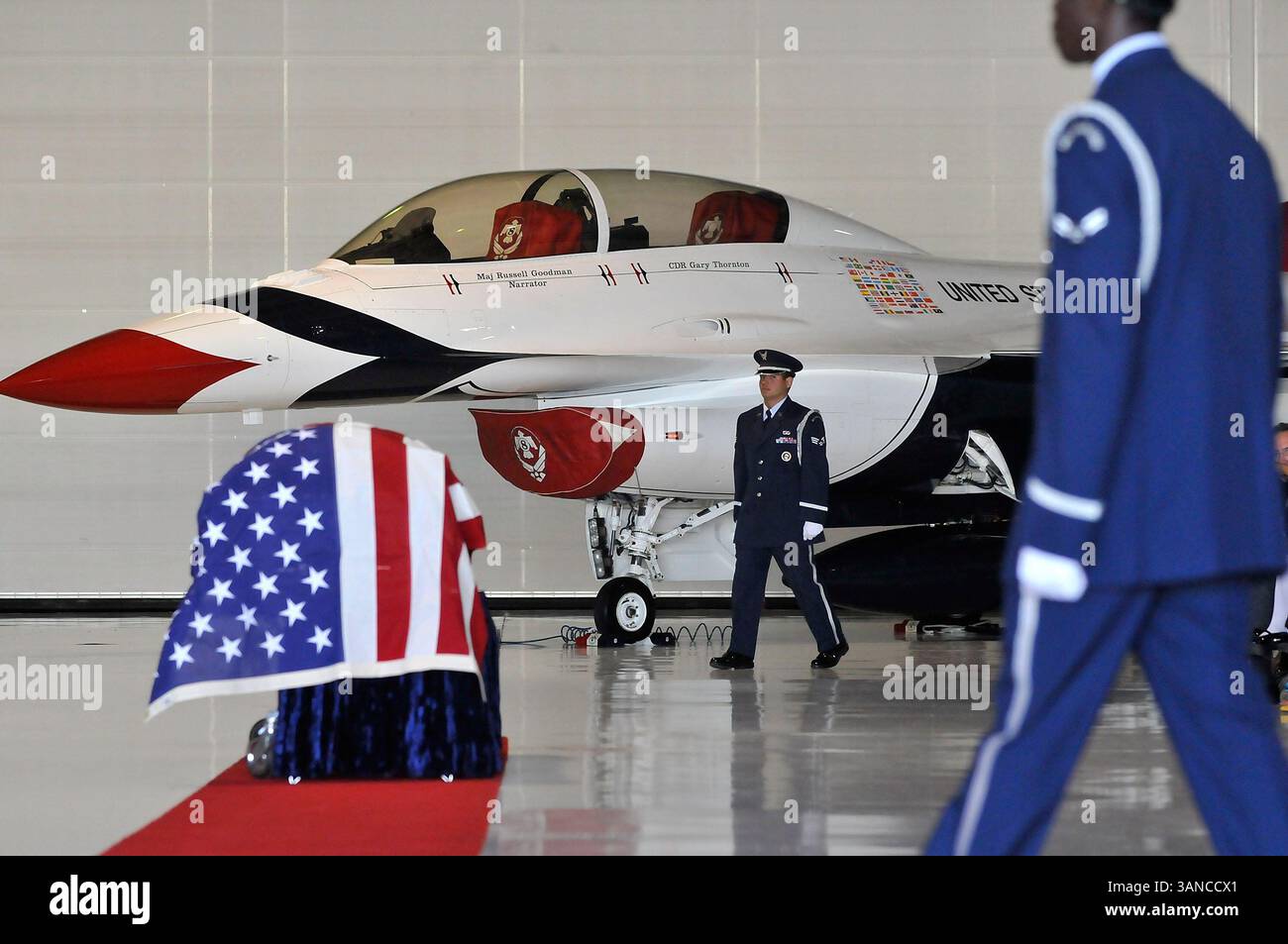 14 janvier 2010 - Las Vegas, Nevada, États-Unis - cercueil du pilote de l'United States Air Force, le Major RUSSELL C. GOODMAN, lors d'un service commémoratif à la base aérienne de Nellis à Las Vegas, Nevada. Goodman, un membre de l'équipe Thunderbird de l'USAF en 1967, prêté à la marine américaine, a été abattu et tué pendant la guerre du Vietnam. Ses restes ont été récemment identifiés. (Crédit image : © David Becker/ZUMApress.com) Banque D'Images