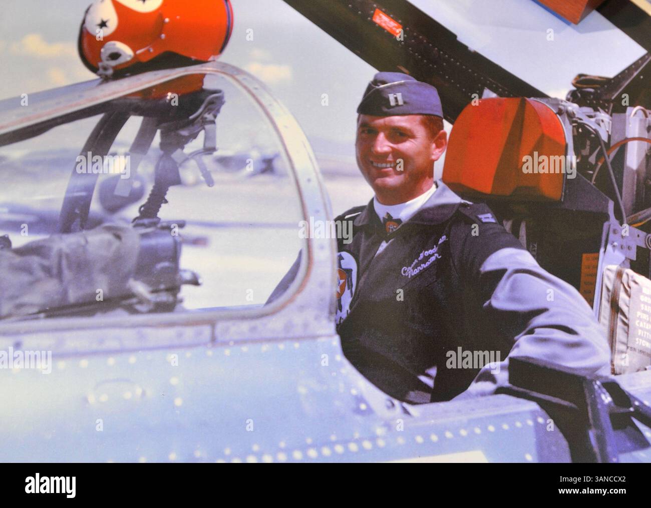 14 janvier 2010 - Las Vegas, Nevada, États-Unis - Une copie d'une photographie du major RUSSELL C. GOODMAN, pilote Thunderbird de la Force aérienne des États-Unis, abattu et tué pendant la guerre du Vietnam en 1967. Ses restes ont été récemment identifiés et un service commémoratif a eu lieu à la base aérienne de Nellis à Las Vegas, Nevada. (Crédit image : © David Becker/ZUMApress.com) Banque D'Images