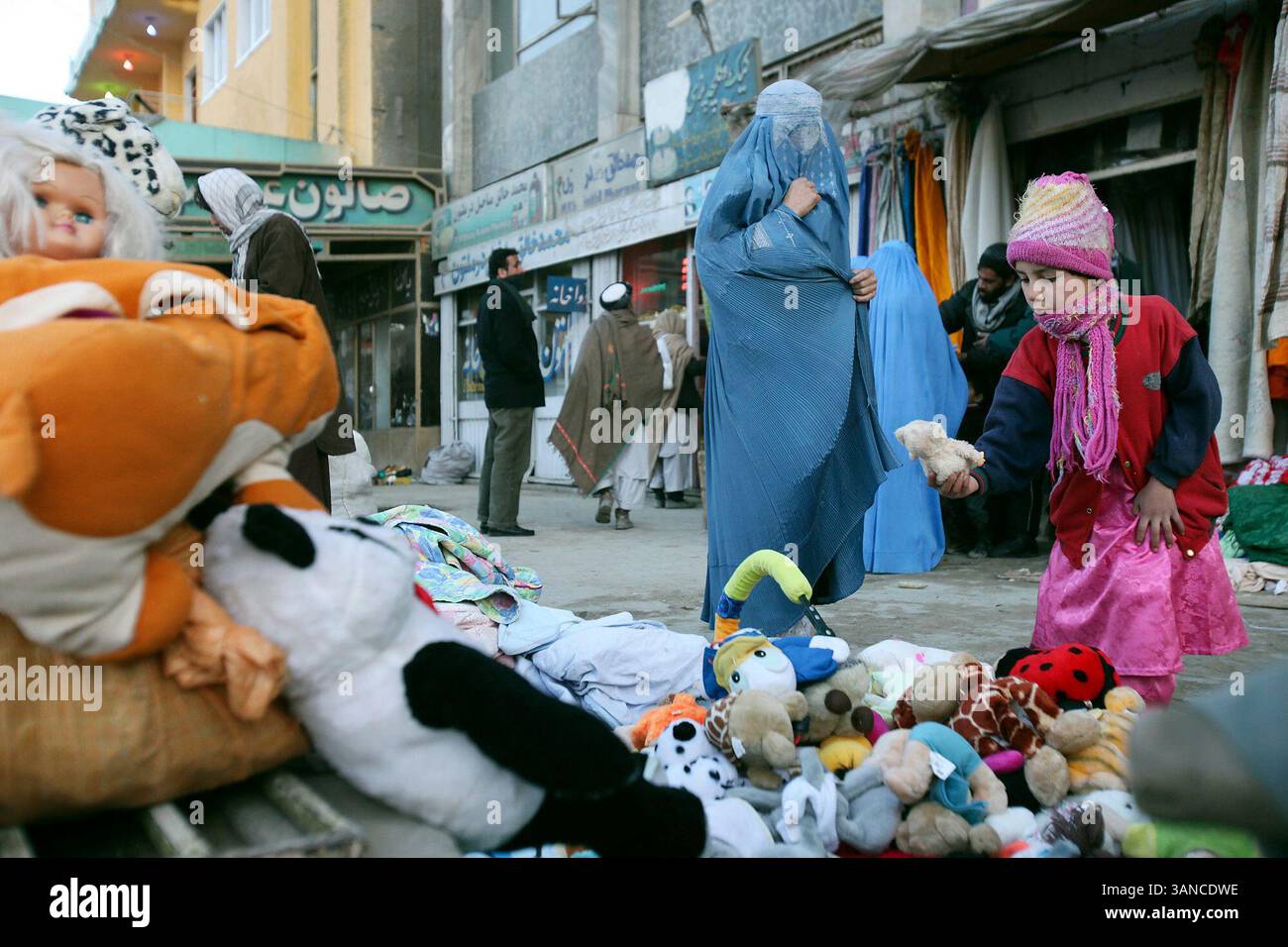 06 janvier 2010 - KABOUL, Texas, AFGHANISTAN - POUR LE MÉTRO - une fille afghane regarde des animaux en peluche à vendre dans une rue à Kaboul, Afghanistan Dec. 16, 2009. PHOTO EDWARD A. ORNELAS/eaornelas@express-news.net) (crédit image : © San Antonio Express-News/ZUMApress.com) Banque D'Images