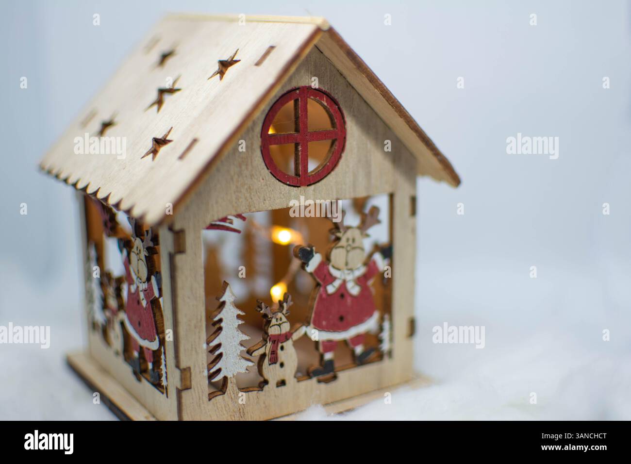 Décoration du nouvel an et de Noël. Maison jouet en bois. Décoration d'arbre de Noël avec jouet de Père Noël. Fond de Noël. Arbre de Noël et jouets Banque D'Images