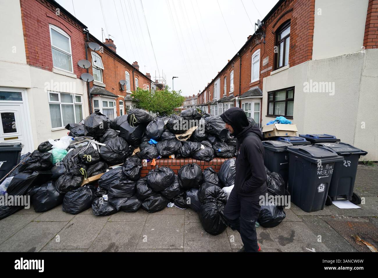 Sacs poubelle à Poplar Road à Birmingham. Les membres de Unite ont rejeté un accord visant à mettre fin à une grève de longue date des collecteurs de déchets. UNITE a déclaré que ses membres à Birmingham avaient voté massivement contre ce que l'union a décrit comme l'offre "totalement inadéquate" du conseil, qui, selon elle, comprenait toujours des réductions de salaire. Date de la photo : mardi 15 avril 2025. Banque D'Images