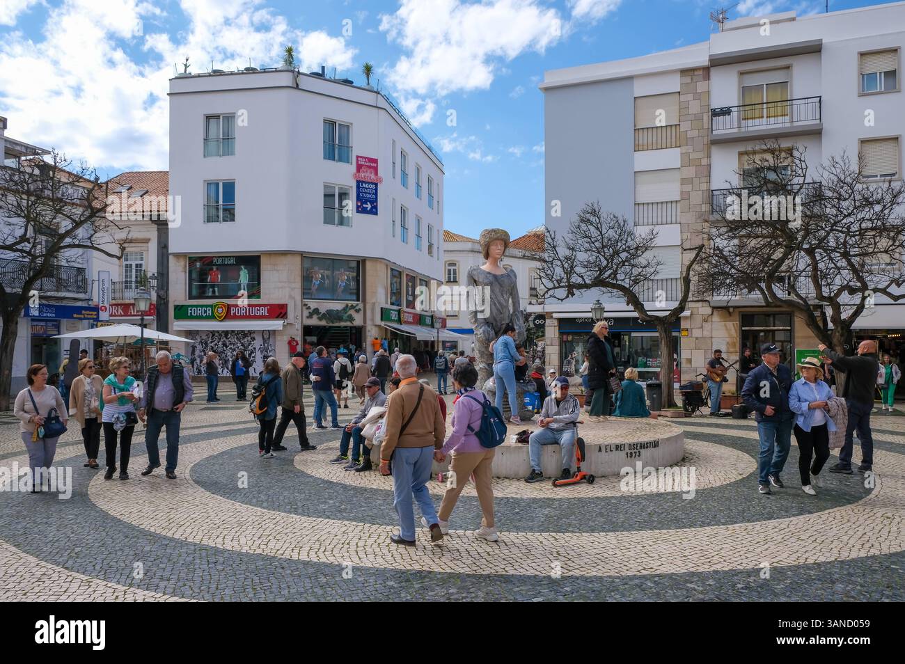 Lagos, Algarve, Portugal - Altstadt von Lagos, Ortskern Praca Gil Eanes in der Fussgaengerzone. Figur Dom Sebastiao. Lagos Algarve Portugal *** Lagos, Algarve, Portugal vieille ville de Lagos, centre ville Praca Gil Eanes dans la zone piétonne figure Dom Sebastiao Lagos Algarve Portugal Banque D'Images