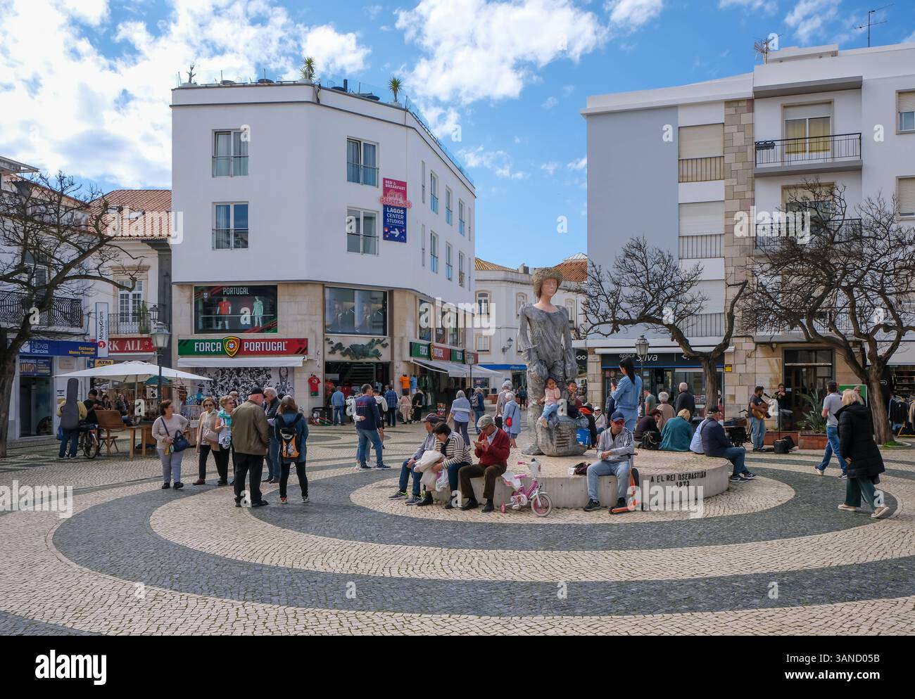Lagos, Algarve, Portugal - Altstadt von Lagos, Ortskern Praca Gil Eanes in der Fussgaengerzone. Figur Dom Sebastiao. Lagos Algarve Portugal *** Lagos, Algarve, Portugal vieille ville de Lagos, centre ville Praca Gil Eanes dans la zone piétonne figure Dom Sebastiao Lagos Algarve Portugal Banque D'Images