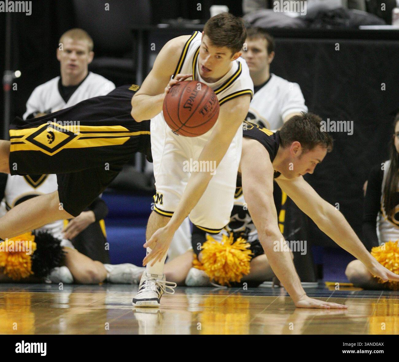 11 mars 2010 - Indianapolis, Michigan, États-Unis - University of Michigan Stu Douglas va pour le ballon lâche contre Andrew Brommer pour l'Iowa lors de la deuxième moitié d'action du tournoi de basket-ball Big Ten Men jeudi, 11 mars 2010 à Conseco Field House à Indianapolis IND Michigan gagné 59-52. Kirthmon F. Dozier/ Detroit Free Press (image crédit : © Detroit Free Press/ZUMApress.com) Banque D'Images