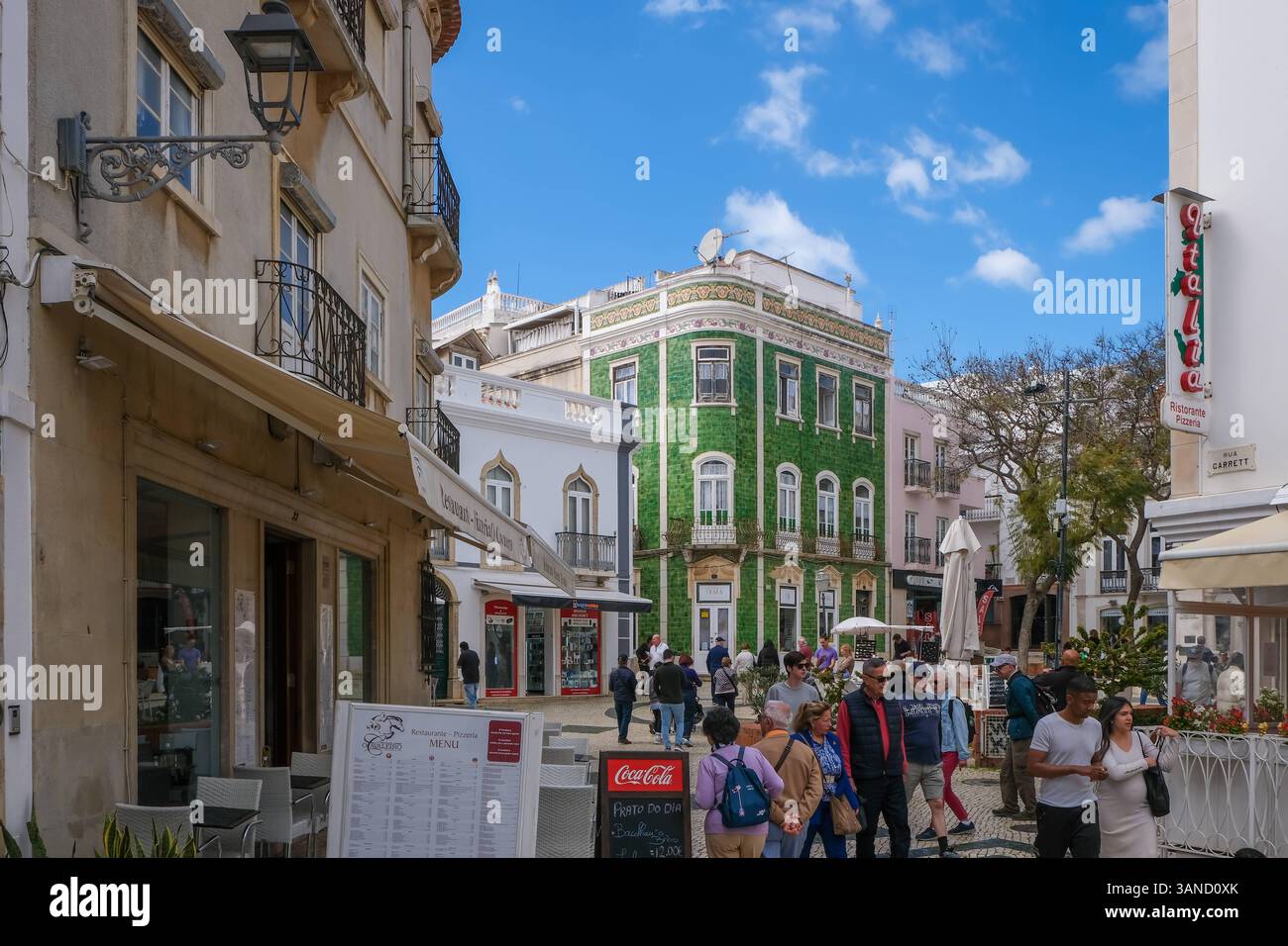 Lagos, Algarve, Portugal - Das gruen gefliesste Haus an der Praca Luis de Camoesist eine Sehenswuerdigkeit in der Altstadt von Lagos, Fussgaengerzone. Lagos Algarve Portugal *** Lagos, Algarve, Portugal la maison carrelée verte à Praca Luis de Camoesist est un spectacle à voir dans la vieille ville de Lagos, zone piétonne Lagos Algarve Portugal Banque D'Images