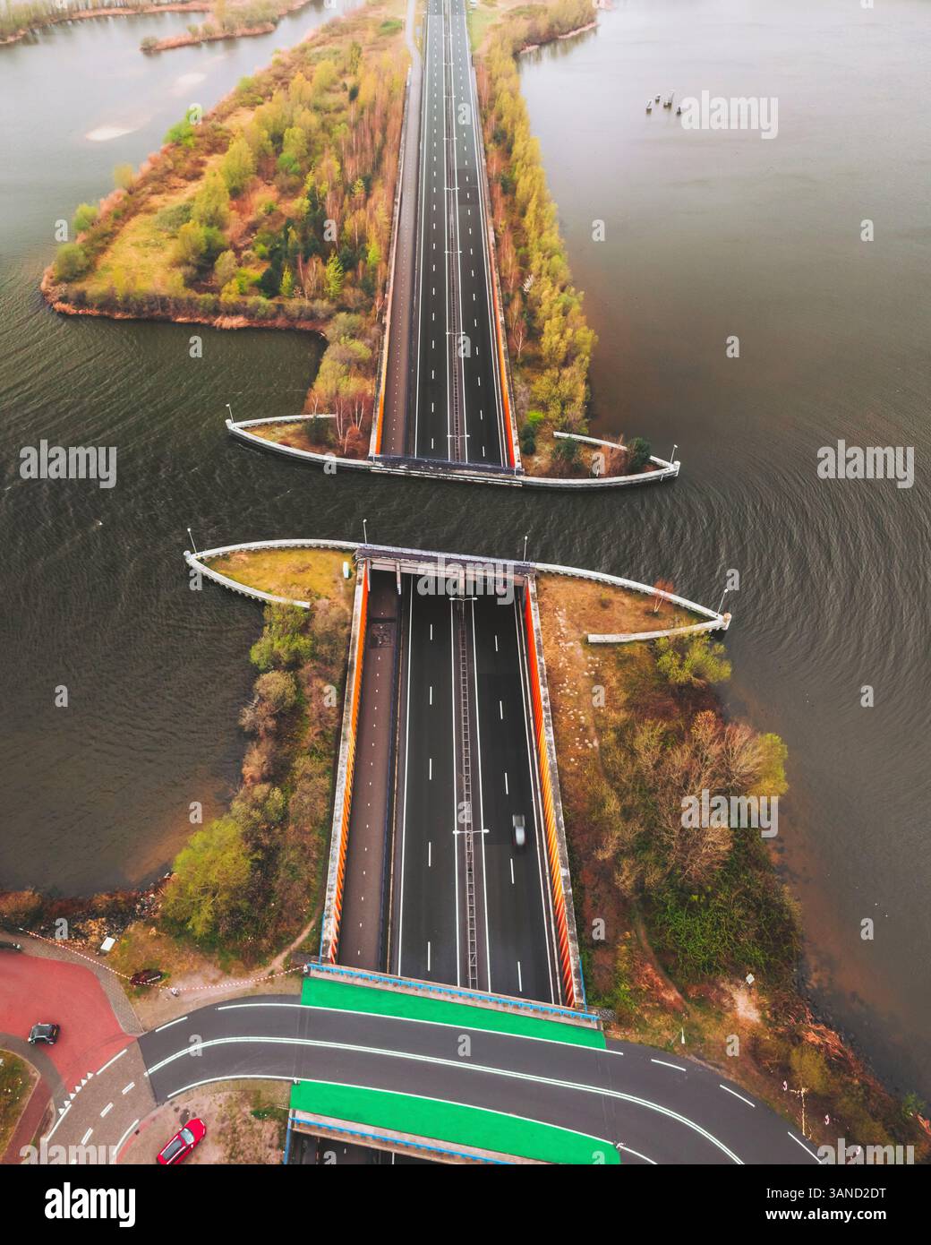 Vue aérienne du pont aquatique Veluwemeer Aqueduc, Harderwijk, pays-Bas. Banque D'Images