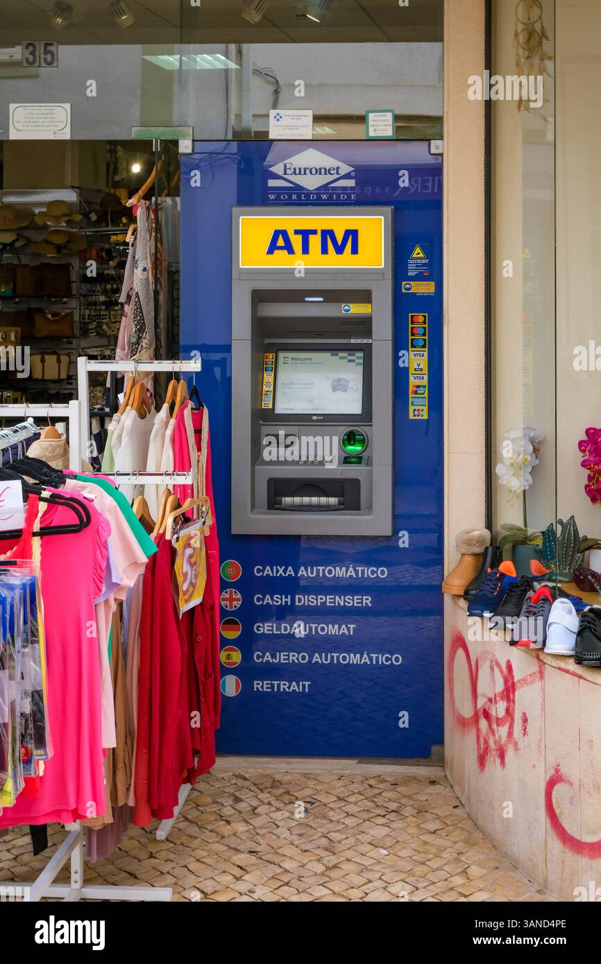 Lagos, Algarve, Portugal - Euronet ATM Geldautomat vor einem Geschaeft in der Altstadt von Lagos, Fussgaengerzone. Lagos Algarve Portugal *** Lagos, Algarve, Portugal Euronet ATM devant un magasin dans la vieille ville de Lagos, zone piétonne Lagos Algarve Portugal Banque D'Images