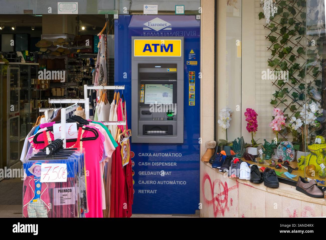Lagos, Algarve, Portugal - Euronet ATM Geldautomat vor einem Geschaeft in der Altstadt von Lagos, Fussgaengerzone. Lagos Algarve Portugal *** Lagos, Algarve, Portugal Euronet ATM devant un magasin dans la vieille ville de Lagos, zone piétonne Lagos Algarve Portugal Banque D'Images